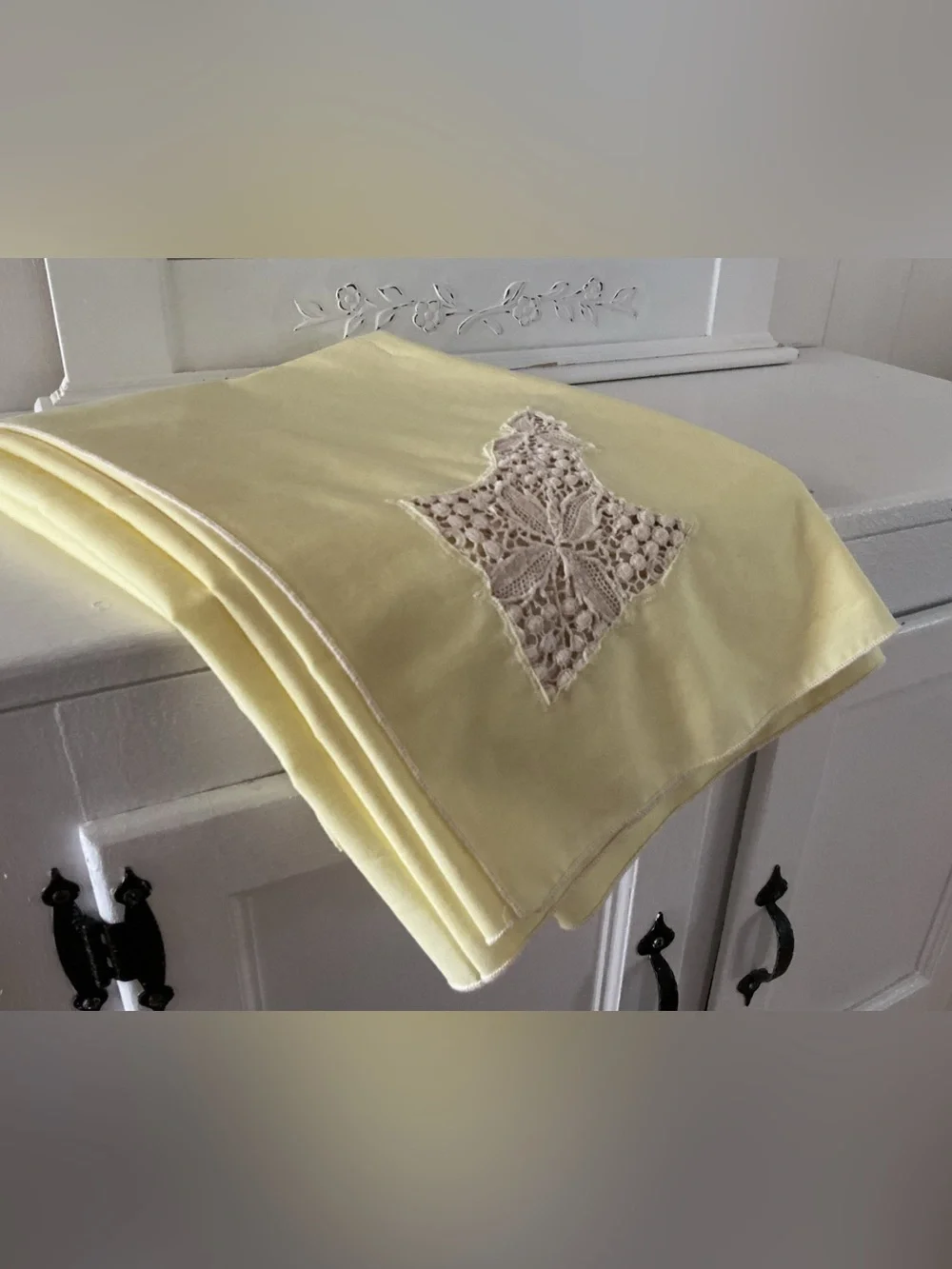 🔹 Antique Hand tatted Lace Lemon-y Linen Tablecloth